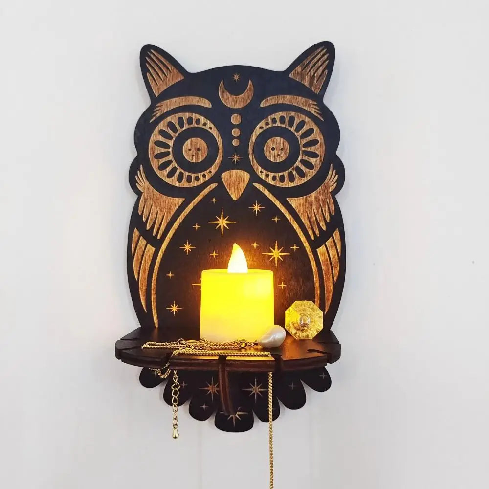 Altar de parede em formato de coruja, símbolo de sabedoria, com suporte para vela e acabamento artesanal.