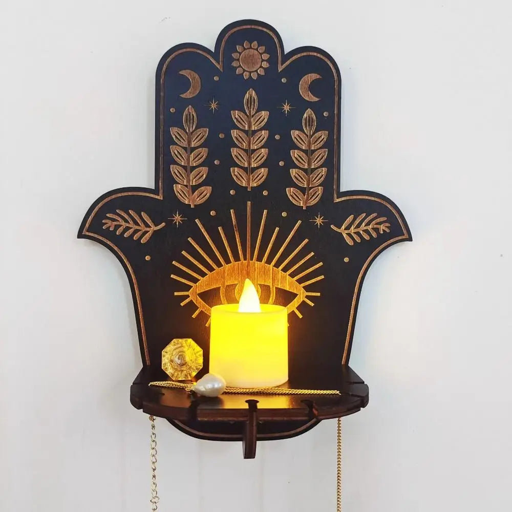 Altar de parede em madeira no formato de mão de Hamsá, com suporte, proteção espiritual e energia positiva.