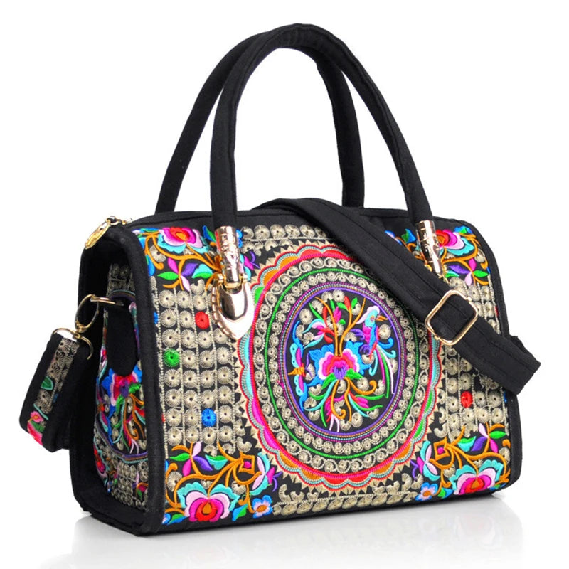 Bolsa Boho Mandala com alça preta, estampa vibrante de mandala em fundo preto, estilo étnico e boêmio.