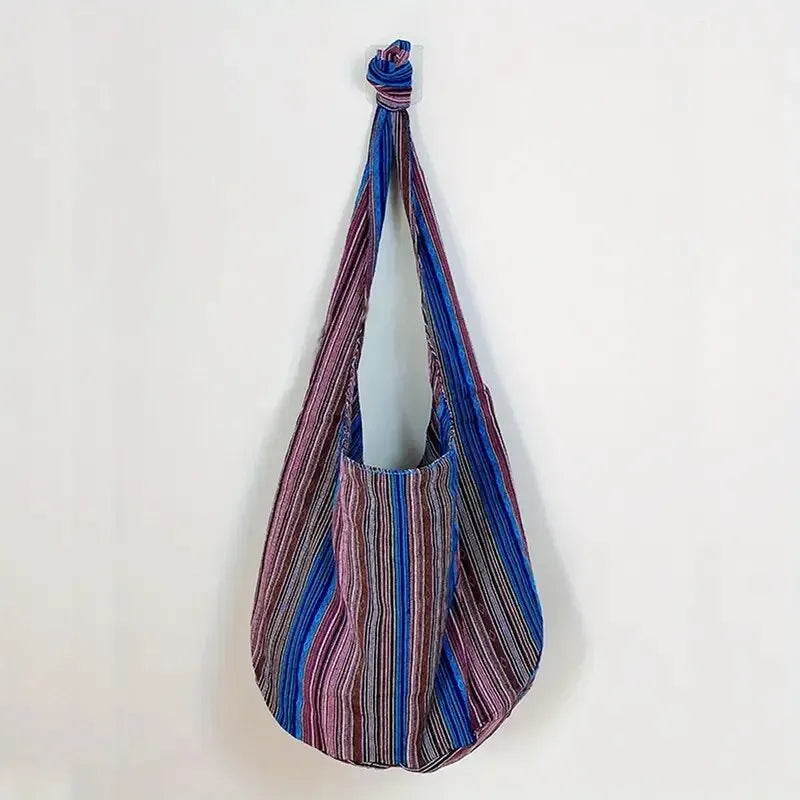 Vista completa da Bolsa Solstício pendurada, mostrando a modelagem fluida – Valenna