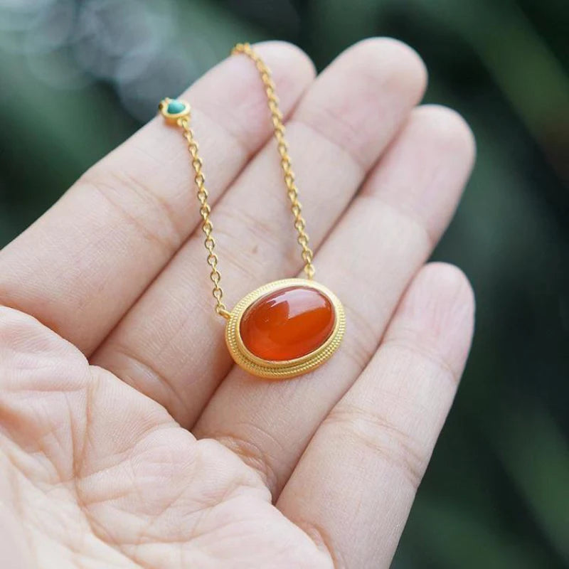 Detalhe do Colar Cornalina sob luz natural – Valenna