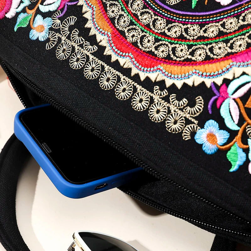 Detalhe do zíper, costura reforçada e tecido da Bolsa Boho Mandala, evidenciando qualidade e acabamento.