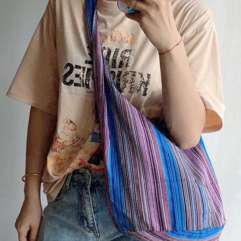 Bolsa Solstício azul marinho, estilo étnico e amplo espaço interno – Valenna
