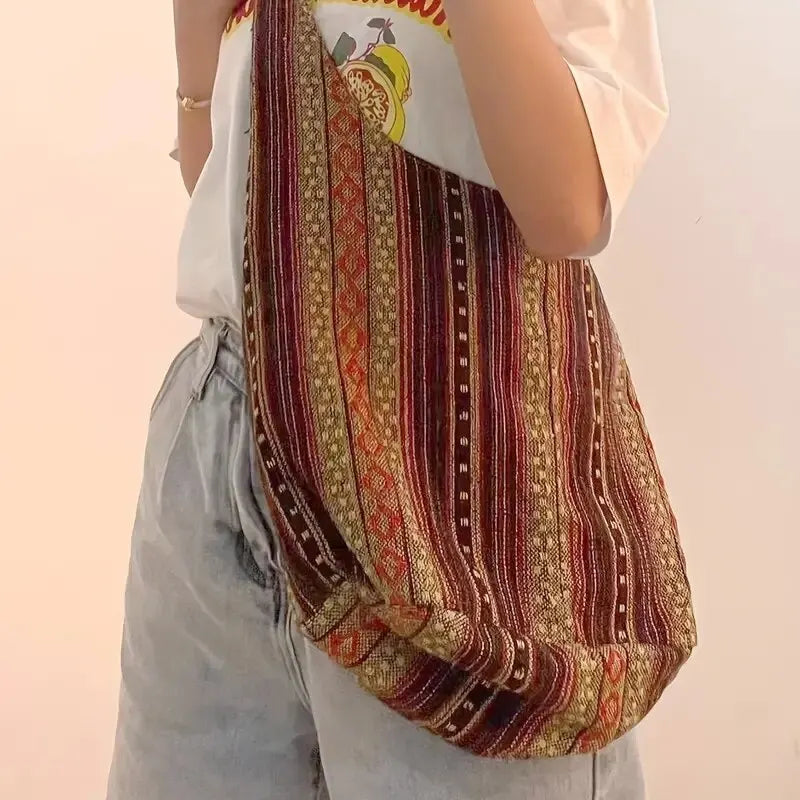 Bolsa Solstício marrom com tecido artesanal e design boho – Valenna