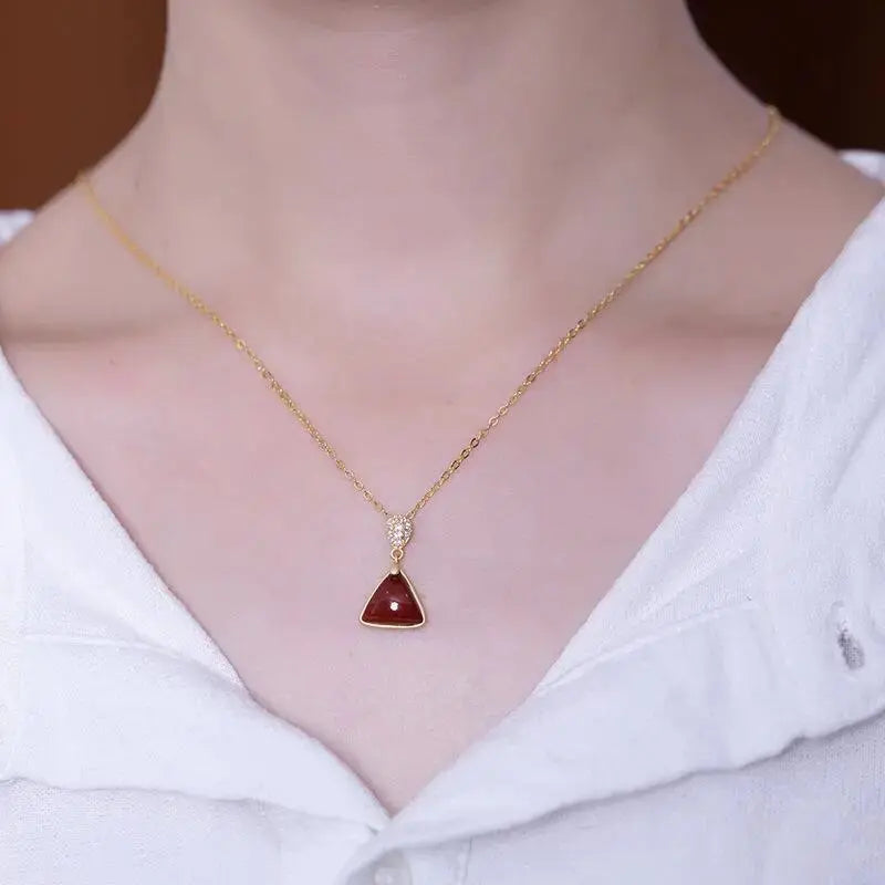 Detalhe do Colar de Cornalina com banho ouro antigo e pedra natural – Valenna