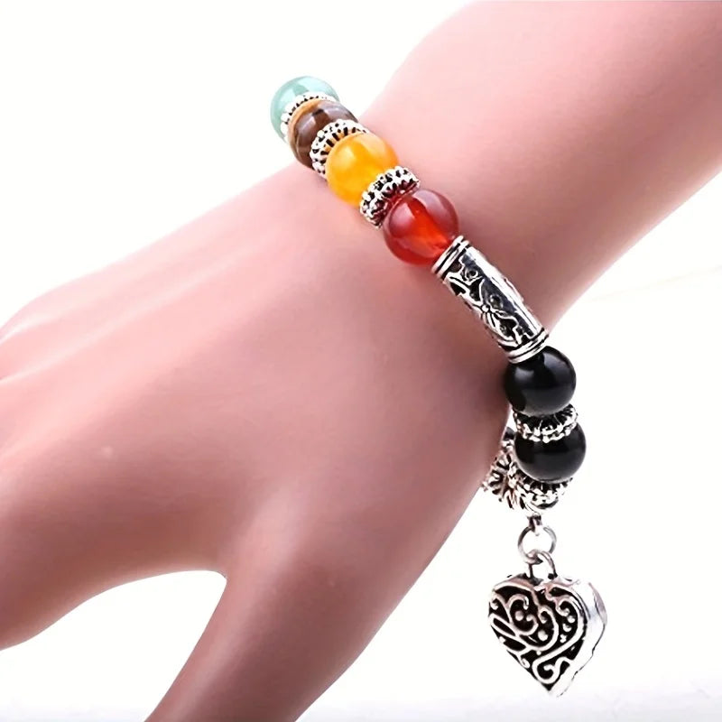 Detalhe da Pulseira dos Chakras no pulso – Valenna